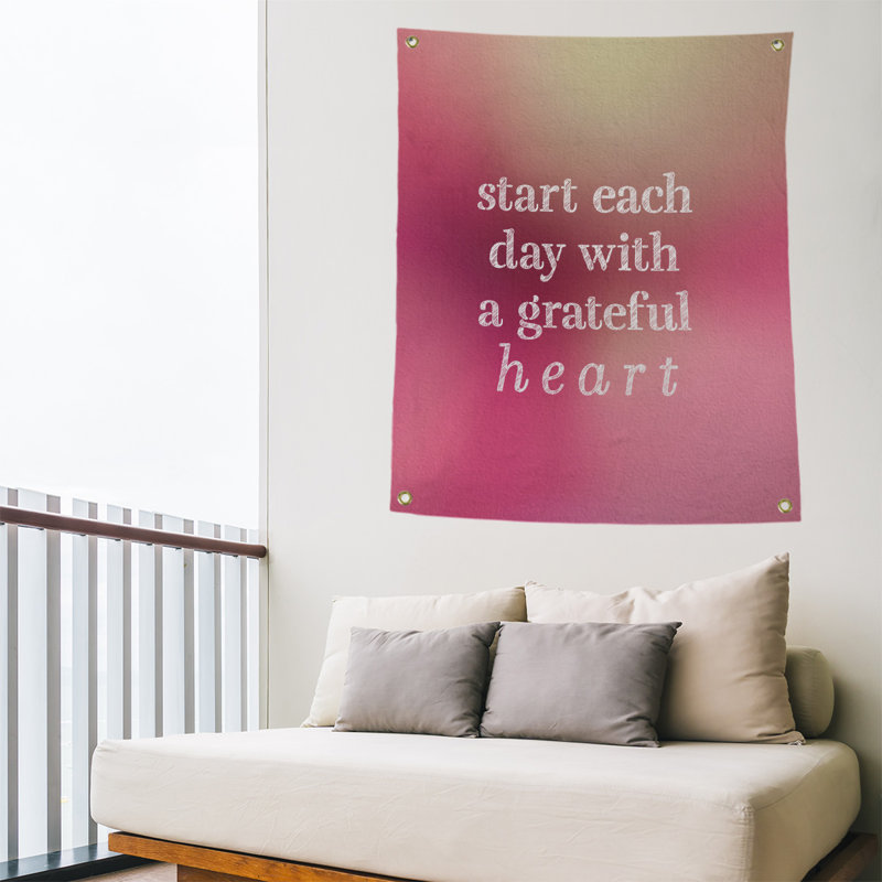 Tapisserie citation à l’écriture en polyester, H 59 pi x l 50 po, Lueur rose