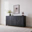 Un buffet moderne, gris foncé et courbé avec quatre portes et tablettes, offrant beaucoup de rangement. Il peut également être utilisé comme bar à café et convient à la cuisine et à la salle à manger.-388186923