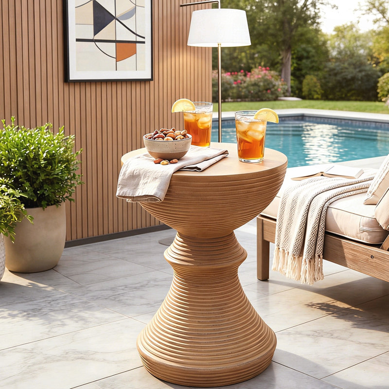 Table d'appoint sculpturale en forme de sablier avec design texturé et béton léger, parfaite pour un décor moderne et rustique.