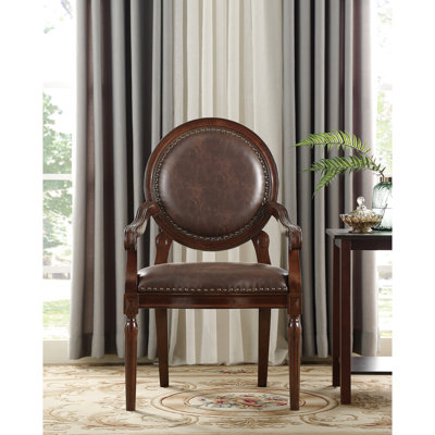 Fauteuil de bureau avec revêtement en similicuir brun foncé et détails de structure en bois massif pour l'intérieur