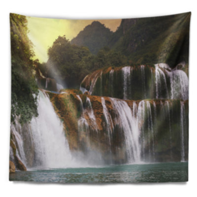 Paysage avec une belle cascade au Vietnam