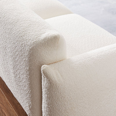 Canapé rembourré de 85 po avec coussins décoratifs disponible dans le salon