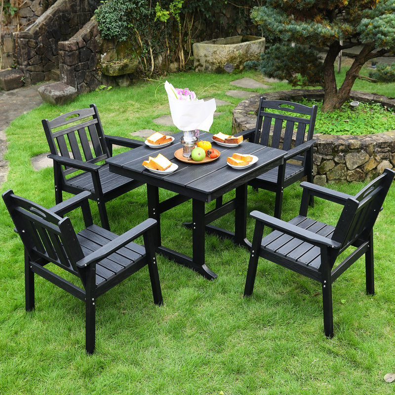 Ensemble repas extérieur pour terrasse, une table et quatre chaises, 4 places assises, style américain, résistant aux intempéries, avec de larges dossiers incurvés, idéal pour les jardins et les abords de piscine, facile à nettoyer à l'eau savonneuse.