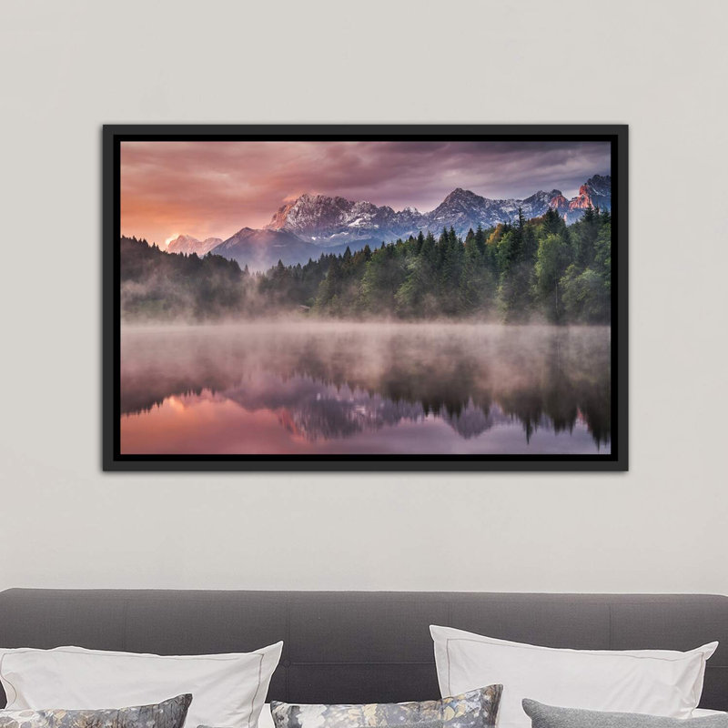 Lever de soleil sur le lac - reproduction d'art, H 26 po x l 40 po x 1,5 po, Toile avec cadre noir patiné