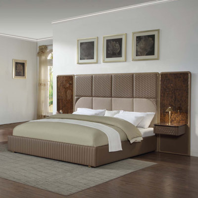 Très grand lit, cuir de microfibre brun et beige et grain de bois brillant