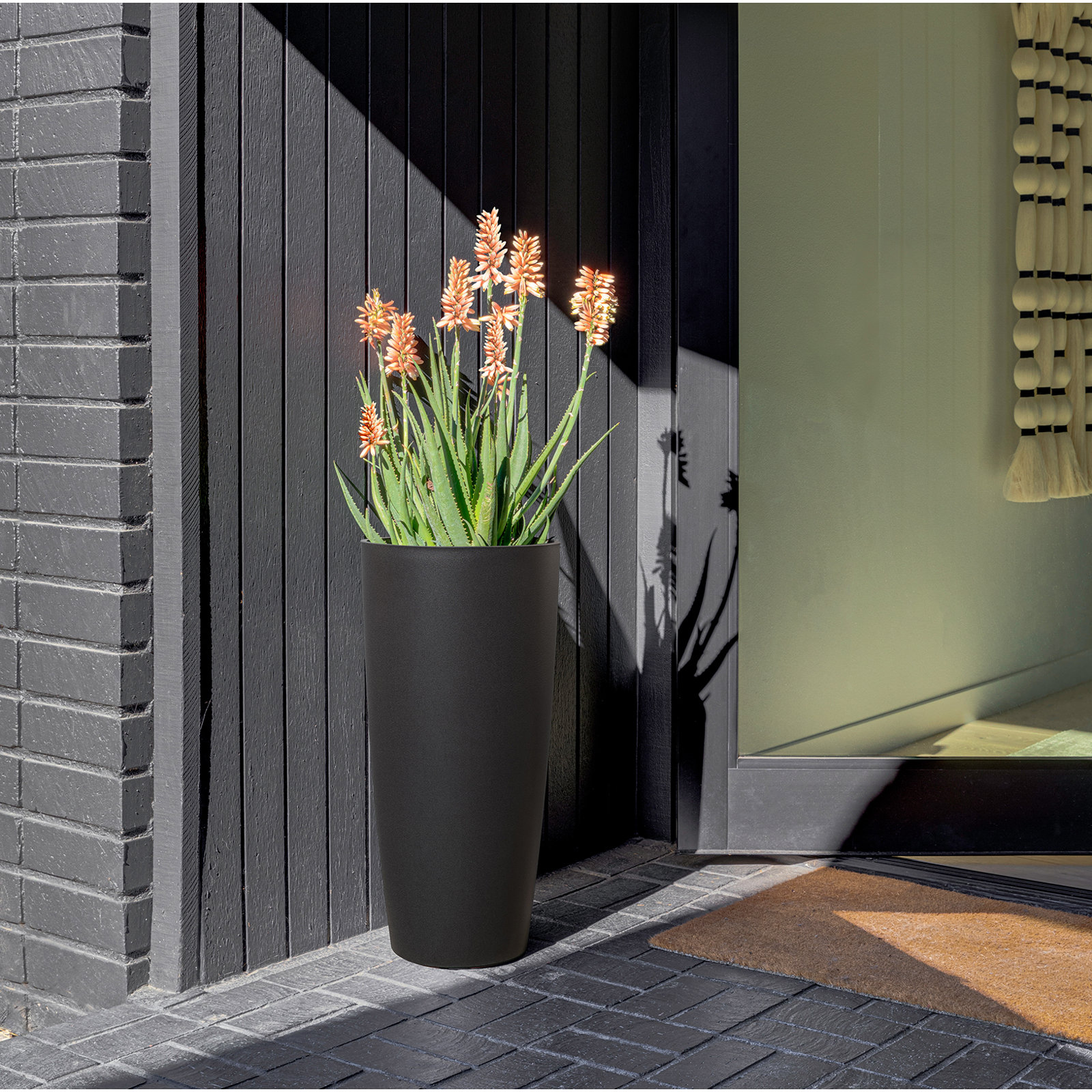 14" Pot Planter, Black, 1
