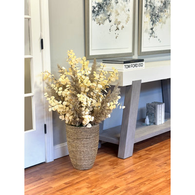 Arrangement de pampas et d'eucalyptus dans une jardinière en corde