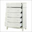 Commode ivoire à 5 tiroirs avec détails floraux en relief et bordure en ruban, parfaite pour le rangement organisé et l'élégant décor de chambre.