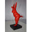 Statue voluptueuse Lawen, debout sur une patte, résine rouge