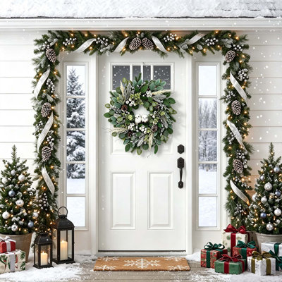 Couronne de Noël hivernale de 61 cm avec figurines de hiboux blancs, feuilles d'eucalyptus, branches de pin givrées et pommes de pin, idéale pour décorer la porte d'entrée et les fêtes.