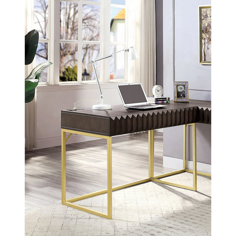 Bureau d'ordinateur transitionnel en noyer bicolore avec port USB, plateau relevable et tiroir dissimulé pour les espaces de travail modernes