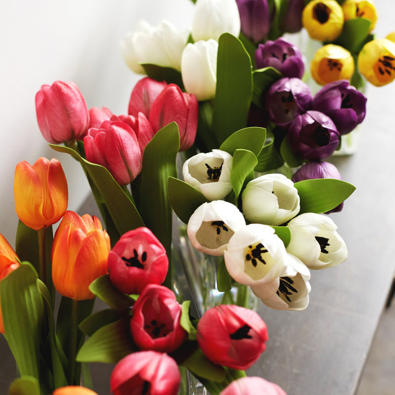 Arrangement floral de tulipes dans un vase, Orange