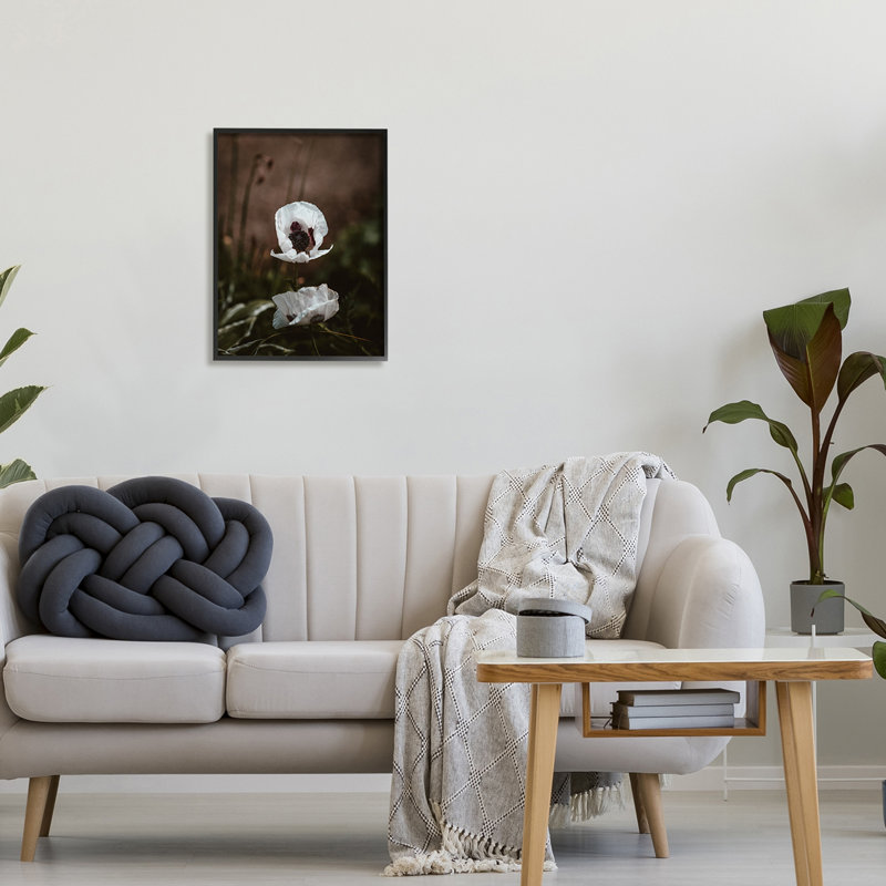 Lonely White Flower Blossom Forest par Incado - photographie, H 20 po x l 16 po x P 1,5 po, Giclée encadrée noir minuit
