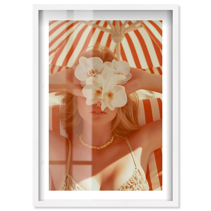 «Flower's Gentle Hold Shadowbox» par Notoriart, H 16 po x l 11 po, Blanc