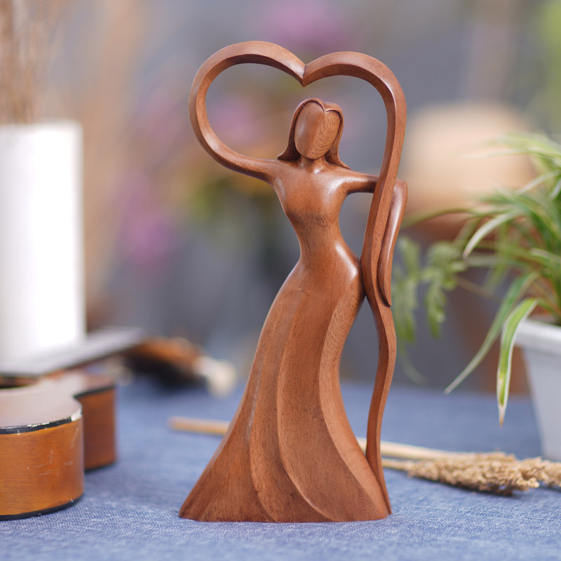 Statuette en bois fabriquée à la main