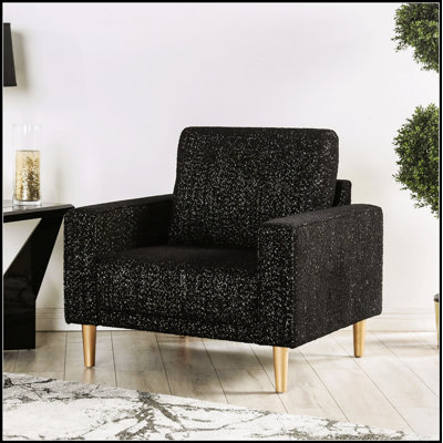Fauteuil de style contemporain avec mousse haute densité, accoudoirs droits, pieds en bois et passepoil pour un confort et une élégance accrus.