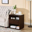 Table de chevet noyer Mid-Century en rotin moderne, table de bout de ferme avec station de charge, ports USB, trou de sortie, rangement ouvert et tiroir, 4 bases en bois massif pour la chambre à coucher