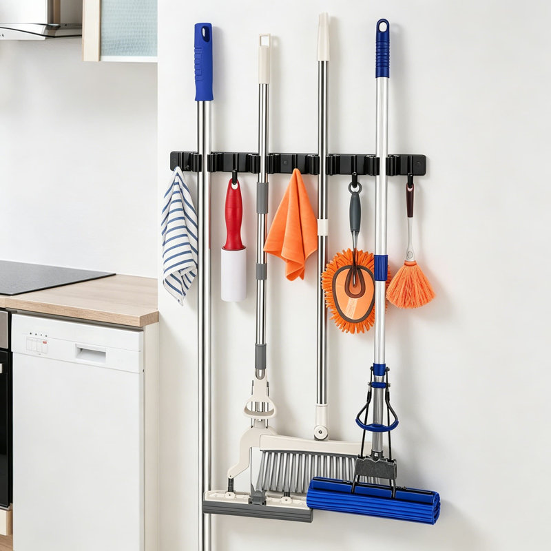 Porte-balai mural robuste avec 4 pinces réglables et 5 crochets utilitaires - Organisateur de cuisine et de garage en acier inoxydable pour vadrouilles, balais et outils de jardin