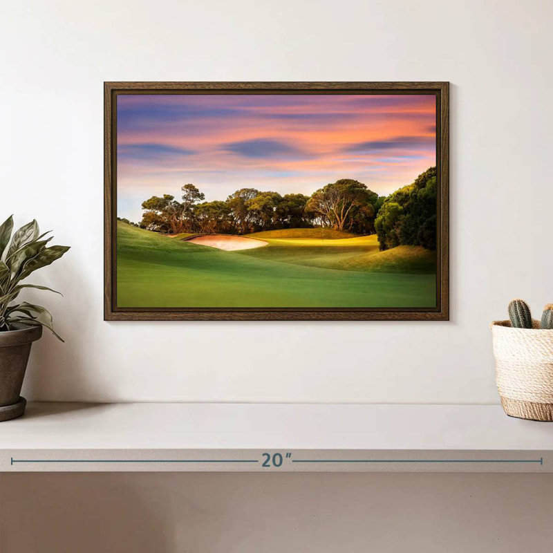 Terrain de golf, coucher de soleil, 13 po x 9 po, Cadre flottant noyer