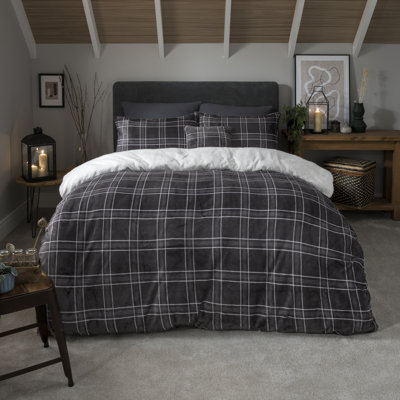 Ashwin Polyester Chequered Duvet Cover Set with Pillowcases Included