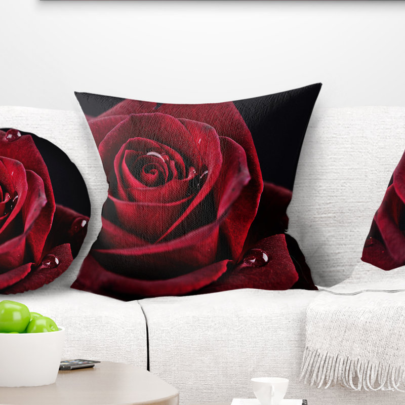 Rose rouge avec gouttes de pluie sur fond noir - coussin à imprimé floral, 18 po x 18 po, Coussin décoratif