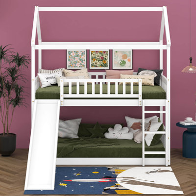 Lit superposé simple au-dessus de simple avec glissière, structure en bois de style maison pour chambre d'enfant, conception peu encombrante avec garde-corps