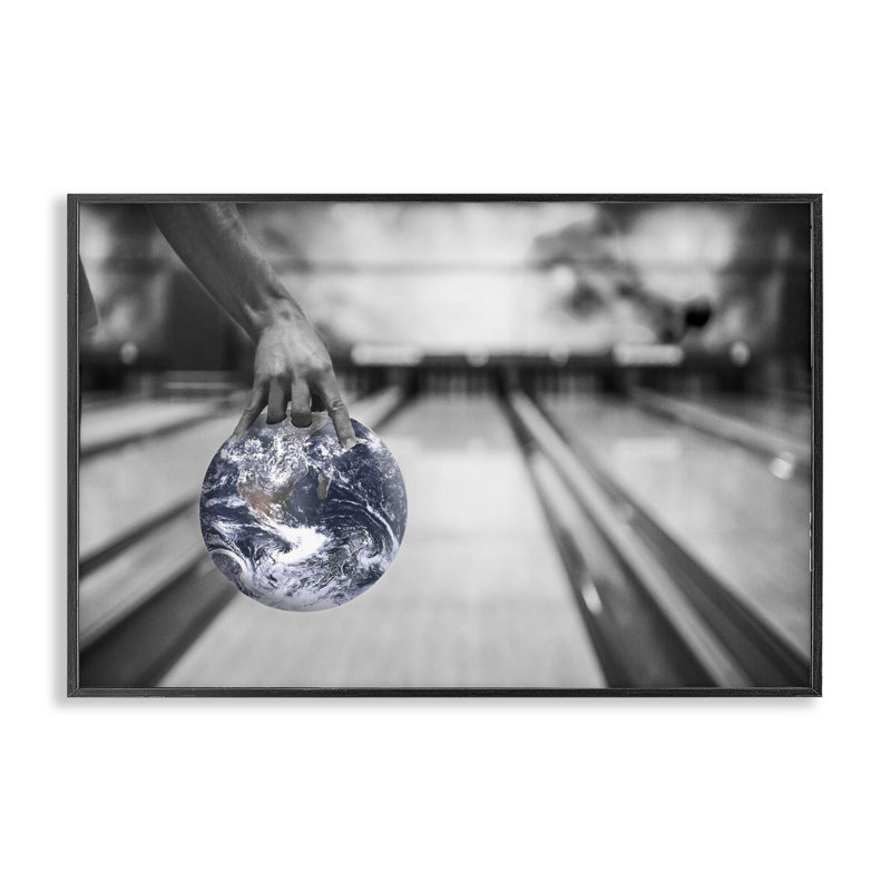 Giclée sur boule de bowling cosmique, design par Sophie 6, H 12 po x l 18 po, Giclée encadrée noir minuit