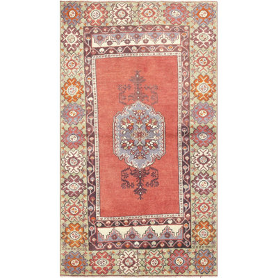 Tapis unique en laine noué à la main des années 1960 de 3 pi 2 po x 5 pi 7 po en rouge / brun / bleu / ivoire