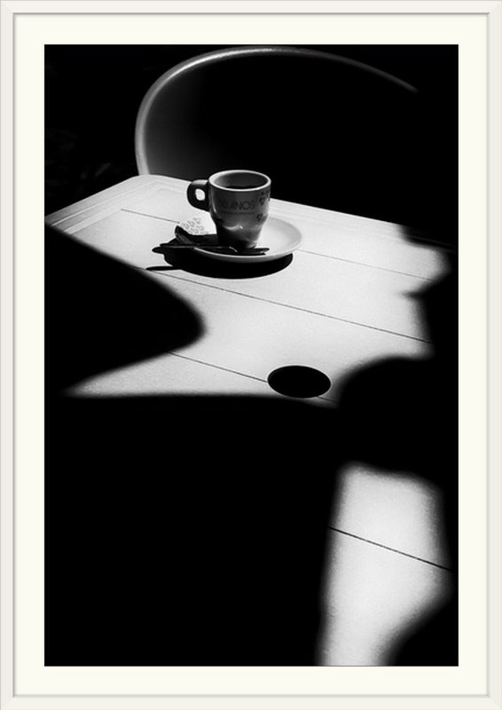 «Straub 'Coffee Time» par Olavo Azevedo, reproduction de photo, H 32 po x l 24 po x P 1 po, Cadre blanc