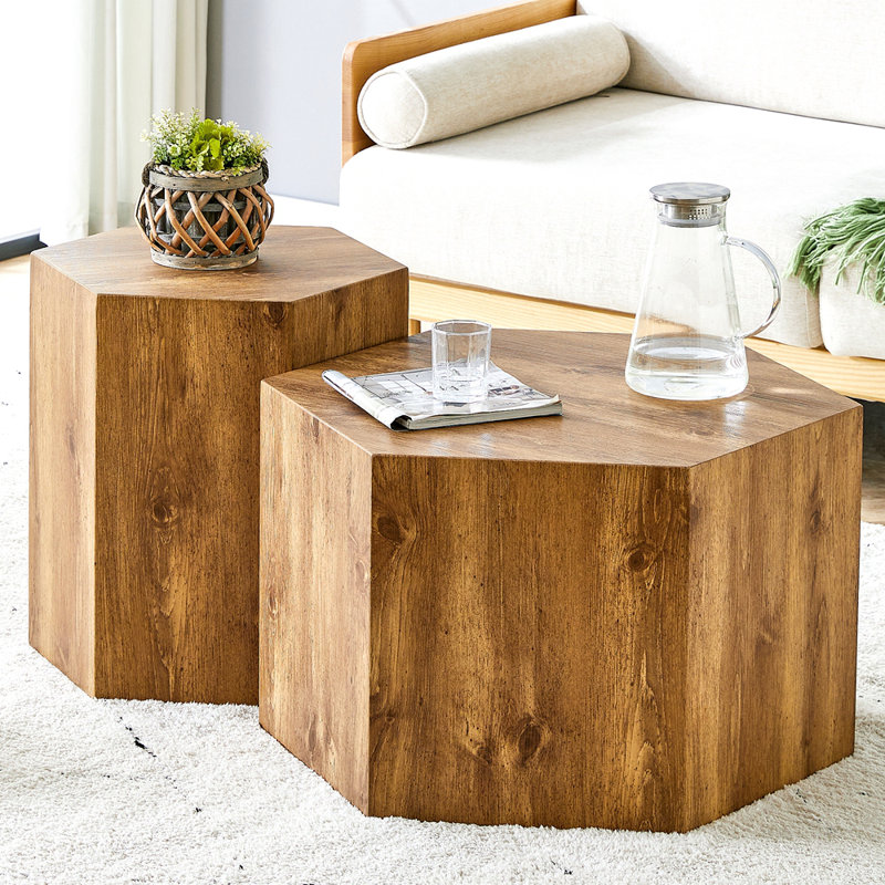 Ensemble de tables basses modernes et minimalistes de deux tables basses hexagonales en panneau de fibres à densité moyenne à grain de bois.