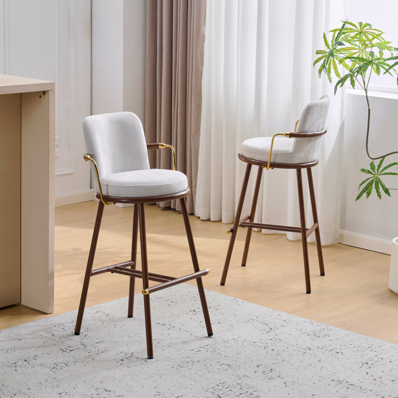Tabouret de bar industriel moderne avec structure en métal et accoudoirs courbés