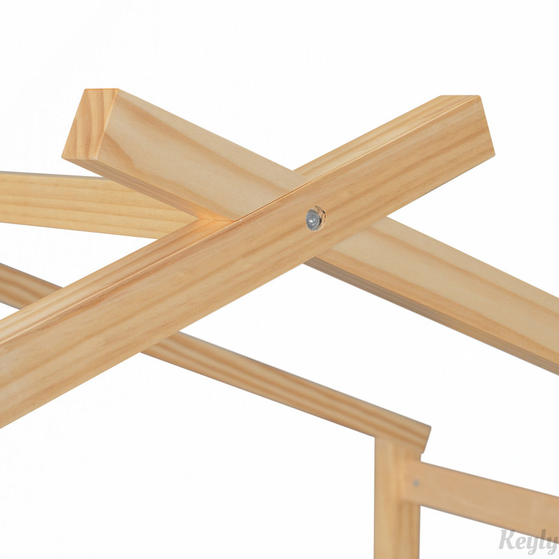 Lit simple en bois avec lit gigogne, idéal pour les chambres d'enfants, encourageant la créativité et maximisant l'utilisation de l'espace