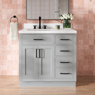 Meuble-lavabo simple en bois massif 36 po Tidworth avec plateau en quartz Carrara de 1,5 po