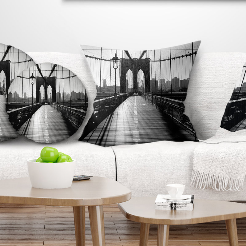 Pont foncé Brooklyn - Coussin imprimé paysage urbain, 18 po x 18 po, Coussin décoratif