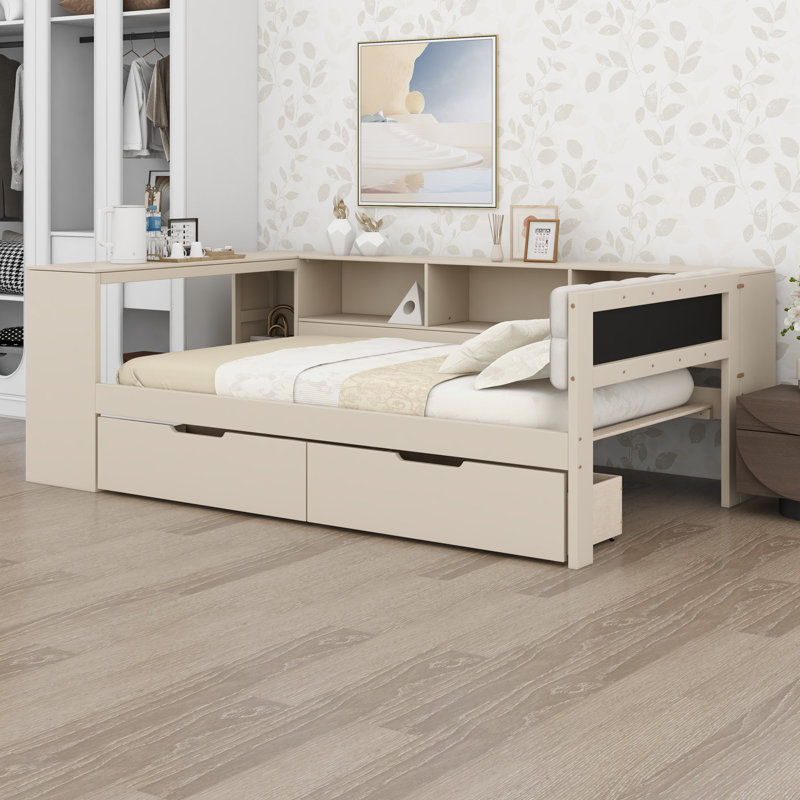 Un lit plateforme avec station de recharge, tablettes de rangement, tiroirs et tête de lit structure une chambre bien rangée