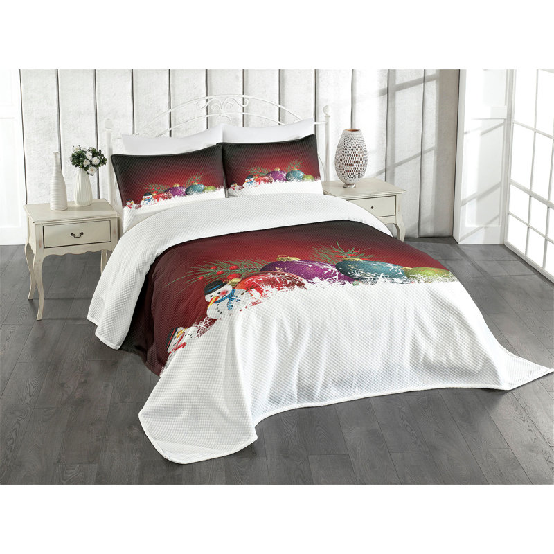 White Quilted Queen Bedspread Set with Festive Design