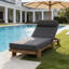 Chaise longue d'extérieur en bois d'acacia avec inclinaison réglable, appui-tête et plateau latéral escamotable pour le patio ou la piscine-446351236