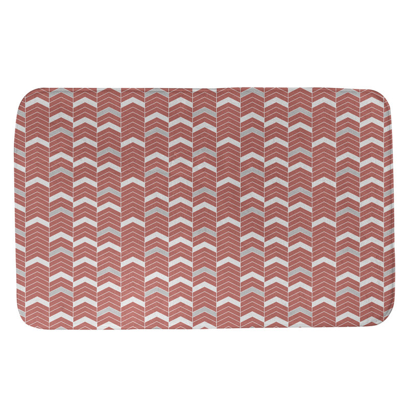 Tapis pour salle de bain lineed chevrons Stephenie, l 17 po x L 24 po, Rouge / Mauve