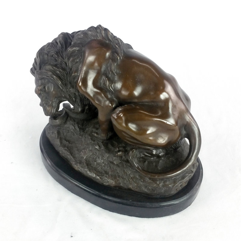 Figurine lion avec hochet serpent