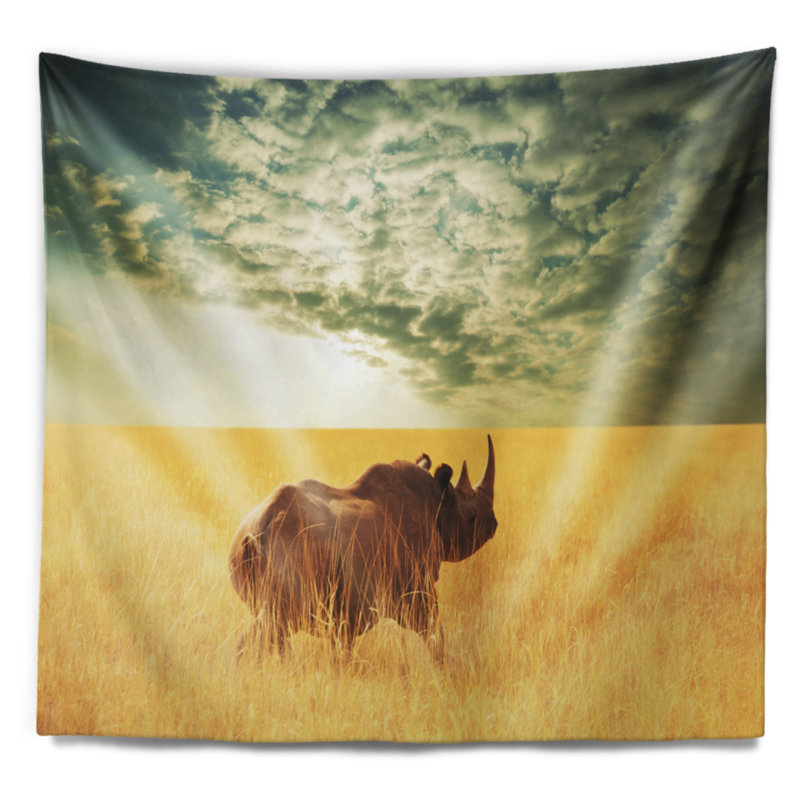 Rhinocéros africain dans une prairie sous un ciel nuageux, H 68 po x l 80 po