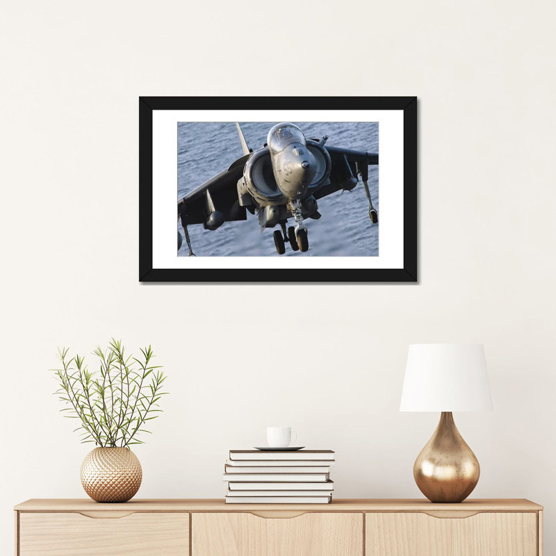 «Gros plan sur un AV-8B Harrier II», reproduction de photo sur toile, H 16 po x l 24 po x P 1 po, Papier avec cadre noir
