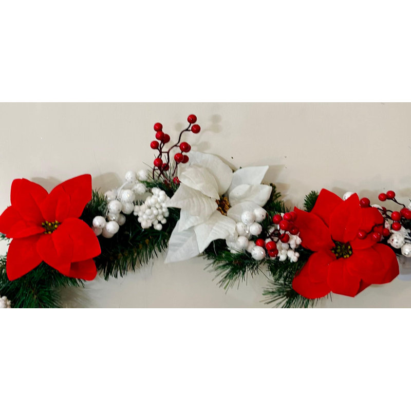 Guirlande de poinsettias et baies de Noël pré-éclairée rouge et blanche