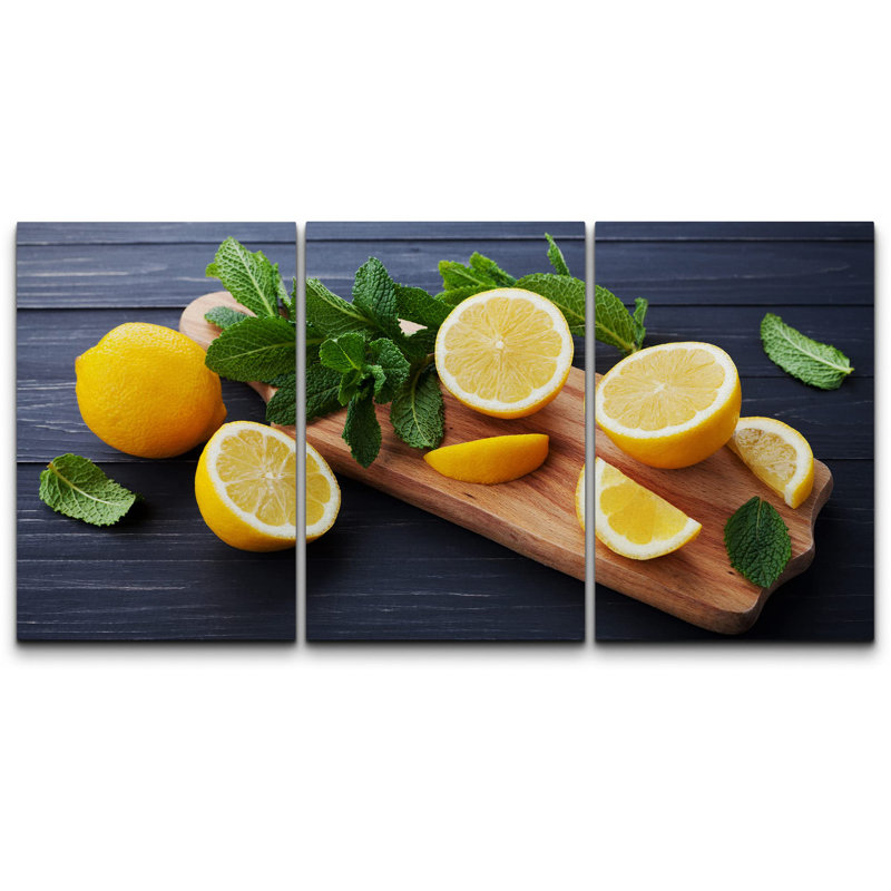 Citron et feuilles de menthe servies sur une planche de cuisine en bois sur une table rustique noire, décoration murale moderne