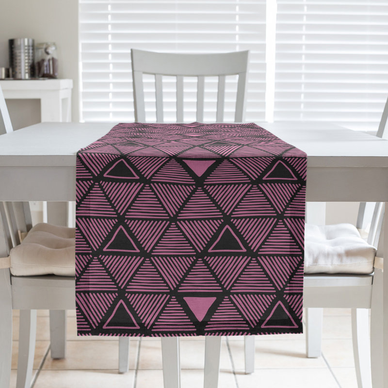 Chemin de table à triangles dessinés à la main Classic, 16 po x 90 po, Rose/noir