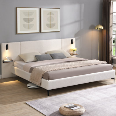 Très grand lit tapissier blanc très grand avec lumières et tablettes, idéal pour la détente nocturne