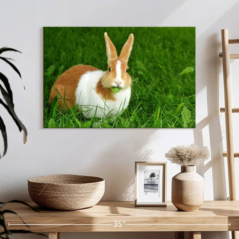 Lapin mangeant une feuille, H 16 po x l 24 po