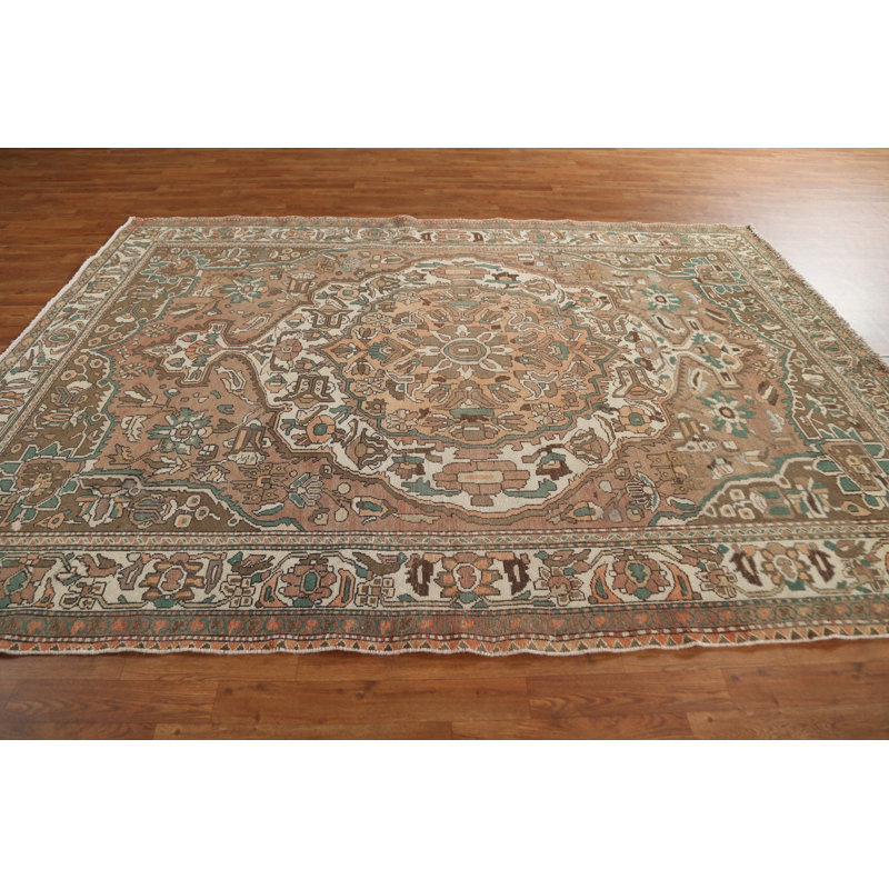 Tapis brun en laine noué à la main de conception unique des années 1970 de 6 pi 9 po x 9 pi 8 po Syedah