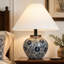 Lampe de table ronde traditionnelle à 1 lumière, à intensité variable, avec abat-jour en lin et en tissu, en céramique à motifs floraux noirs et blancs, idéale pour le salon.