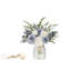 Fleurs artificielles bleues avec vase