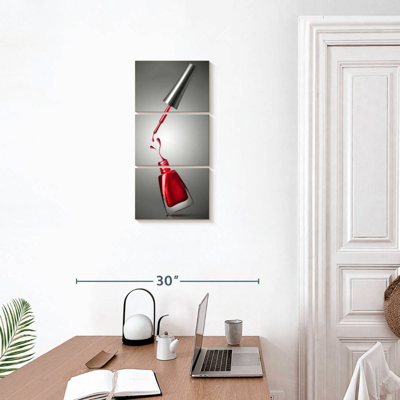 Vernis à ongles rouge, H 27 po x l 12 po